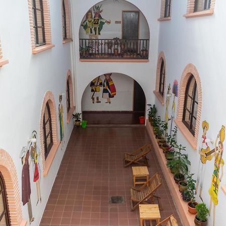 Casa Treveris - Non Profit Hostel Sucre Exterior photo