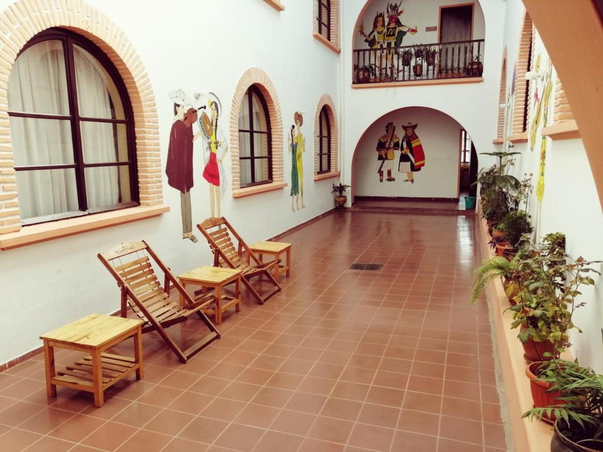 Casa Treveris - Non Profit Hostel Sucre Exterior photo